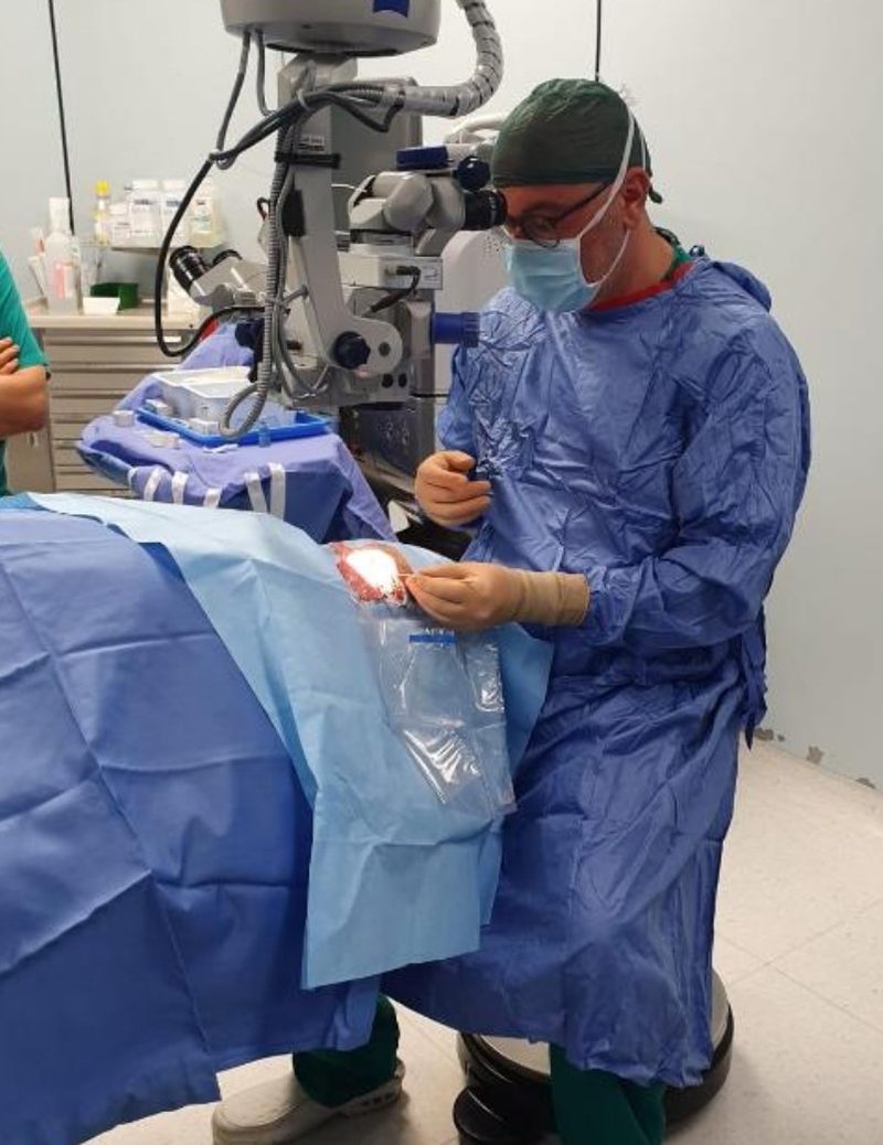 Il Dr. Emanuele Conte durante un intervento al microscopio operatorio